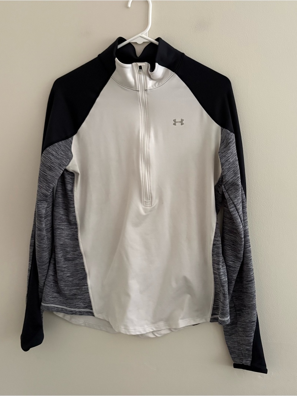 Under Armour Womens Medium White Grey Black Long Sleeve Top Measures Small